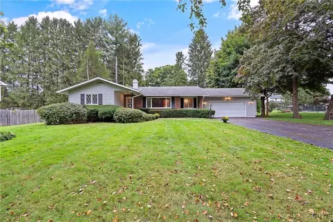 214 Woodspath Rd, Salina, NY 13090