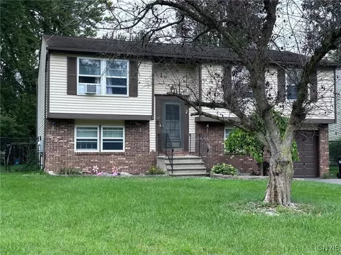 107 Aspenwood Cir, Syracuse, NY 13212