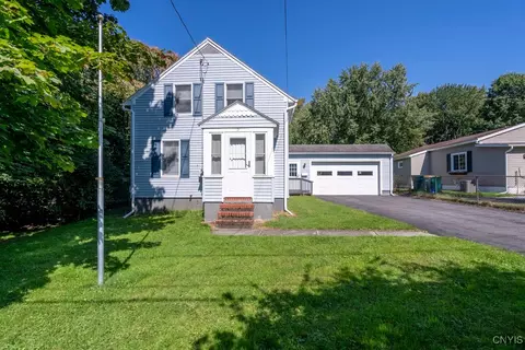 5 Parkway Dr, Lysander, NY 13027