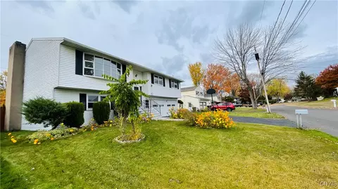 7501 Thunderbird Rd, Clay, NY 13088