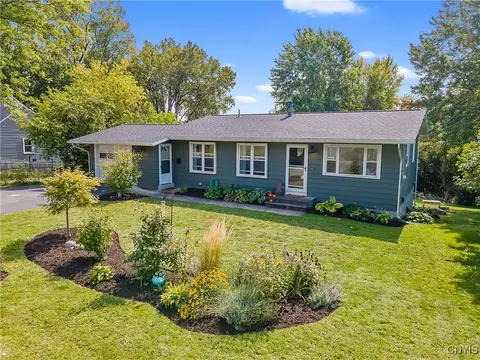 208 Chestnut Heights Dr, Salina, NY 13088