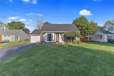 304 Hyland Dr, Salina, NY 13212