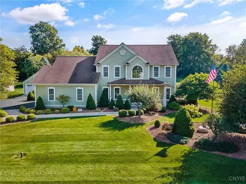 129 Eagle Crest Dr, Camillus, NY 13031