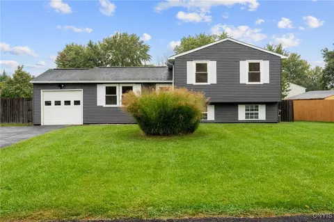 6060 Bannister Dr, Cicero, NY 13039