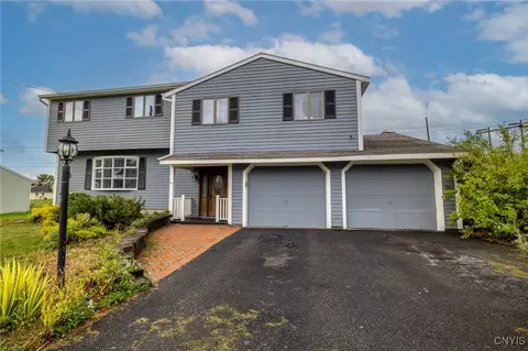 7412 Liffey Ln, Clay, NY 13088