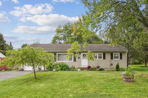 105 Oakridge Dr, Camillus, NY 13031