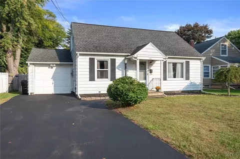 112 Maple Ln, Salina, NY 13212