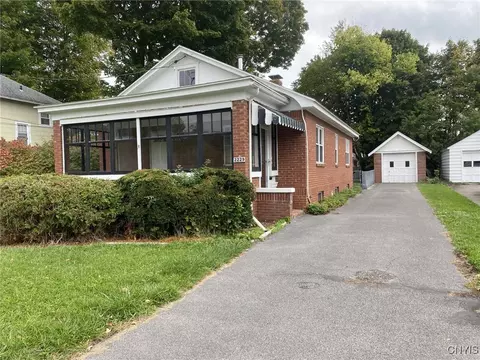 2229 Valley Dr, Syracuse, NY 13207