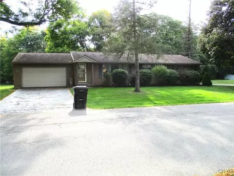 200 Burlington Dr, Manlius, NY 13104