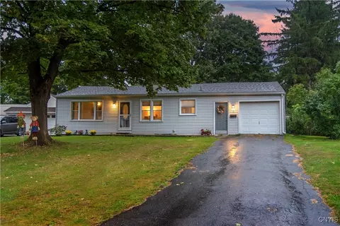 7 Oakdale Ave S, New Hartford, NY 13413