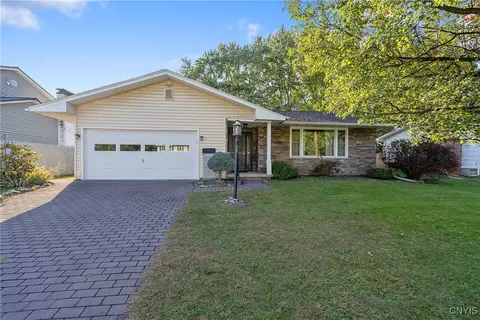 7587 Daphne Dr, Syracuse, NY 13212