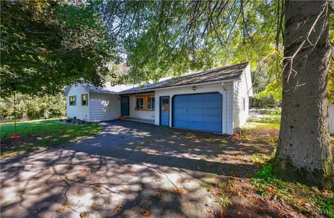 4 Salisbury Dr, New Hartford, NY 13413