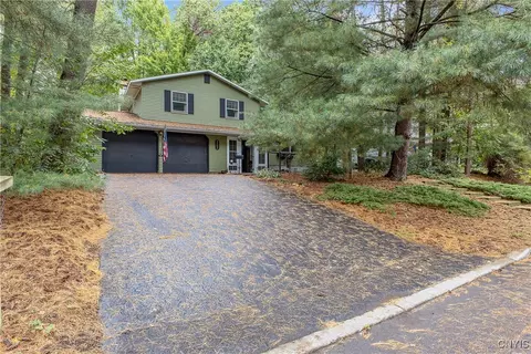 3982 Pawnee Dr, Salina, NY 13090