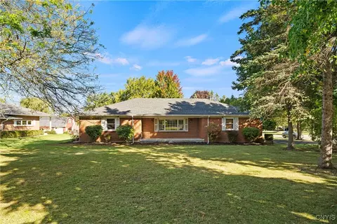 130 Pleasant View Dr, Lancaster, NY 14086