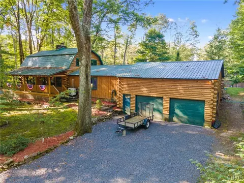 240 N Auringer Rd, Constantia, NY 13044