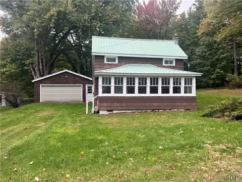 45 Railroad St, Bernhards Bay, NY 13028