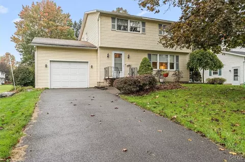 102 Teakwood Ln, Minoa, NY 13116