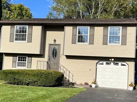 4013 Marlton Cir, Salina, NY 13090