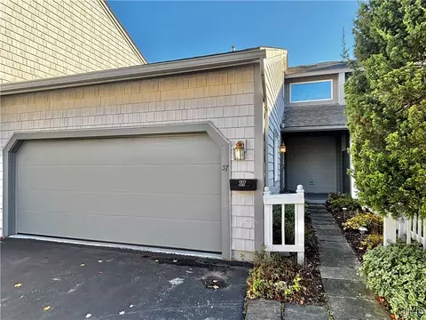 37 Parkington Cir, East Syracuse, NY 13057