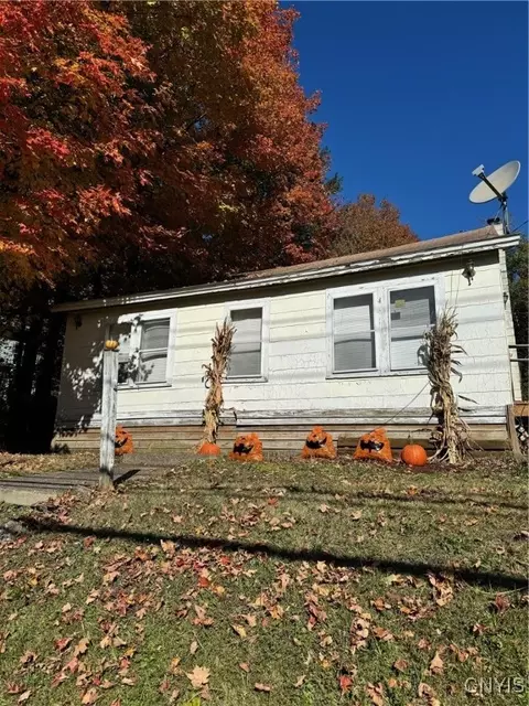 36 Elm St, Tully, NY 13159