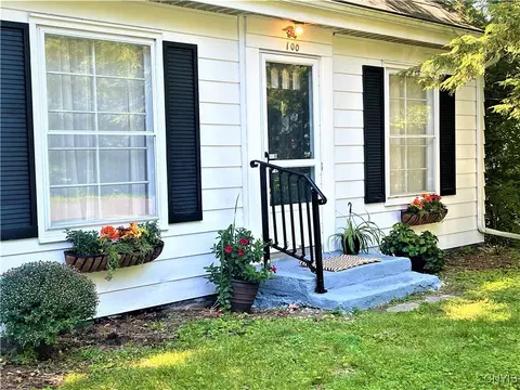 100 Sunrise Dr, Syracuse, NY 13205
