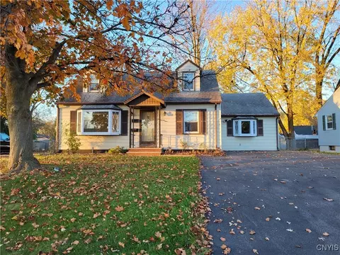 424 Skiff Dr, Salina, NY 13211
