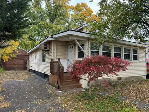 207 Brookline Rd, Salina, NY 13208