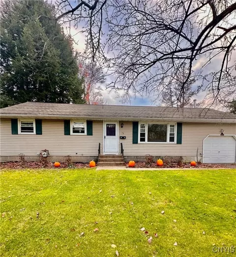 13 Brandybrook Ln, Schroeppel, NY 13135