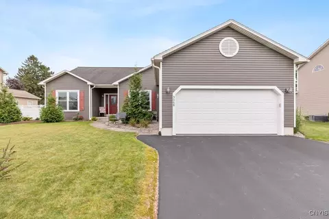 5068 Constitution Ln, Salina, NY 13088