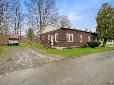 70 Chestnut St, Schroeppel, NY 13135