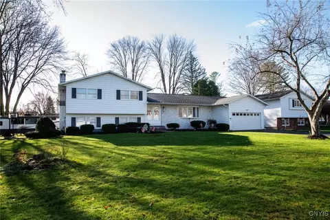 201 Victoria Park Dr, Salina, NY 13088