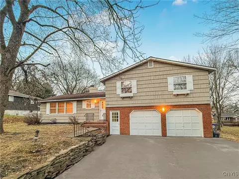 7647 Farmington Rd, Manlius, NY 13104