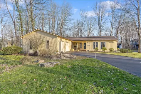 8731 Radburn Dr, Lysander, NY 13027