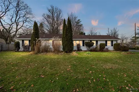 17 Larchmont Dr, New Hartford, NY 13413