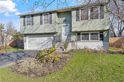 6018 Bannister Dr, Cicero, NY 13039