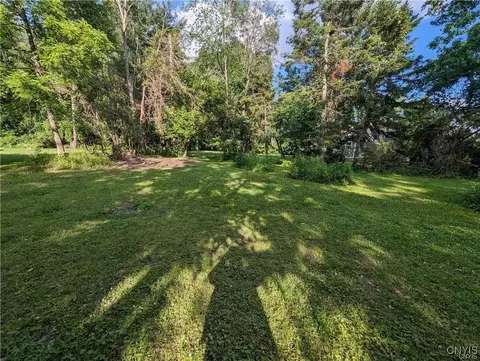 7442 Meadowbrook Dr, Lysander, NY 13027