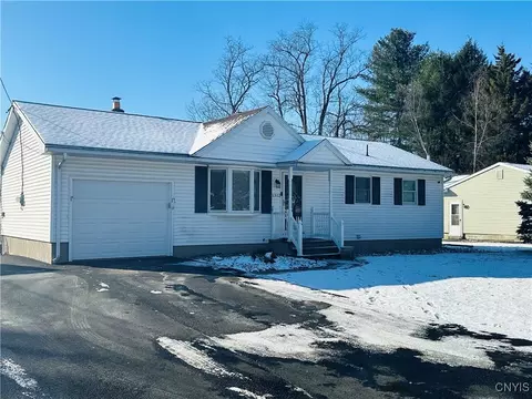 1312 Fairwood Dr, Utica, NY 13502