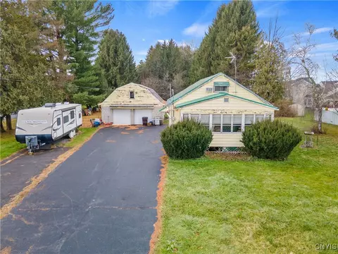 8201 Lawton Rd, Clay, NY 13041