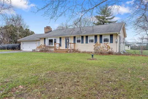 5911 Lathrop Dr, Cicero, NY 13039
