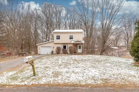 18 Lanning Dr, Volney, NY 13069