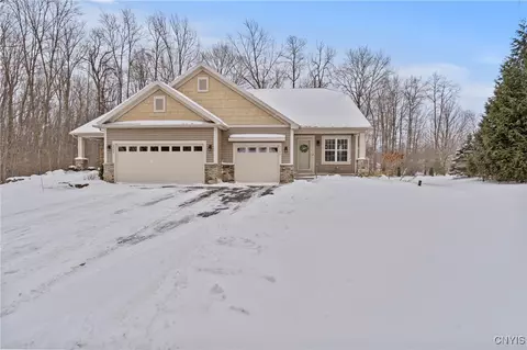 3080 Samantha Dr, Lysander, NY 13027