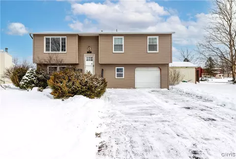7749 New Hope E, Liverpool, NY 13090