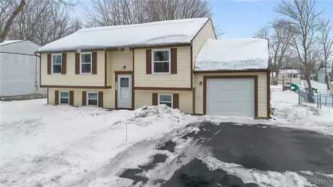 8471 Button Rd, Cicero, NY 13039