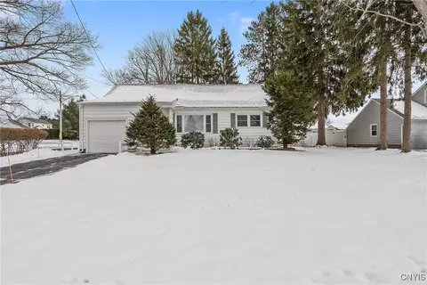 230 Carlton Dr, Salina, NY 13212