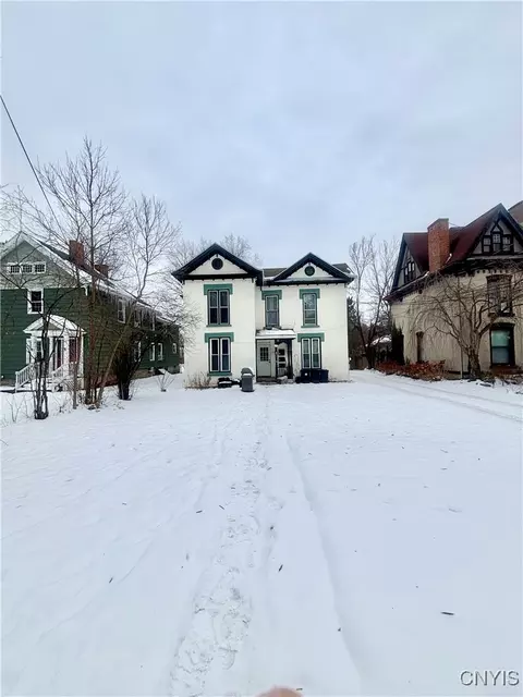 11 Elizabeth St, Auburn, NY 13021
