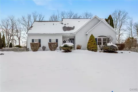 20 Daniluk Dr, Camillus, NY 13031