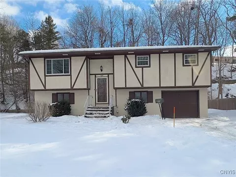 8 Parkview Dr, Utica, NY 13501
