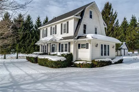 44 Elm St, Tully, NY 13159