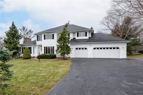 8405 Turnberry Dr, Manlius, NY 13104