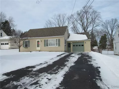 111 Kendall Dr E, East Syracuse, NY 13057